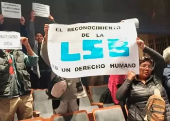 La Lengua de Señas Boliviana (LSB) es idioma oficial.