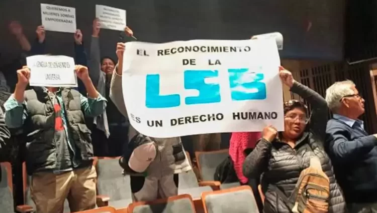 La Lengua de Señas Boliviana (LSB) es idioma oficial.