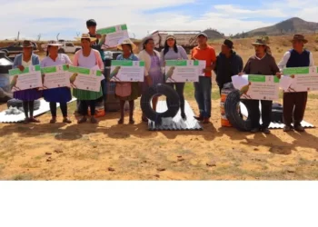 Familias de los valles bolivianos se unen para proteger a la Paraba Frente Roja