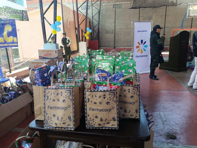 Farmacorp y PAC realizan actividad navideña junto a niños en situación de vulnerabilidad en Cochabamba y La Paz