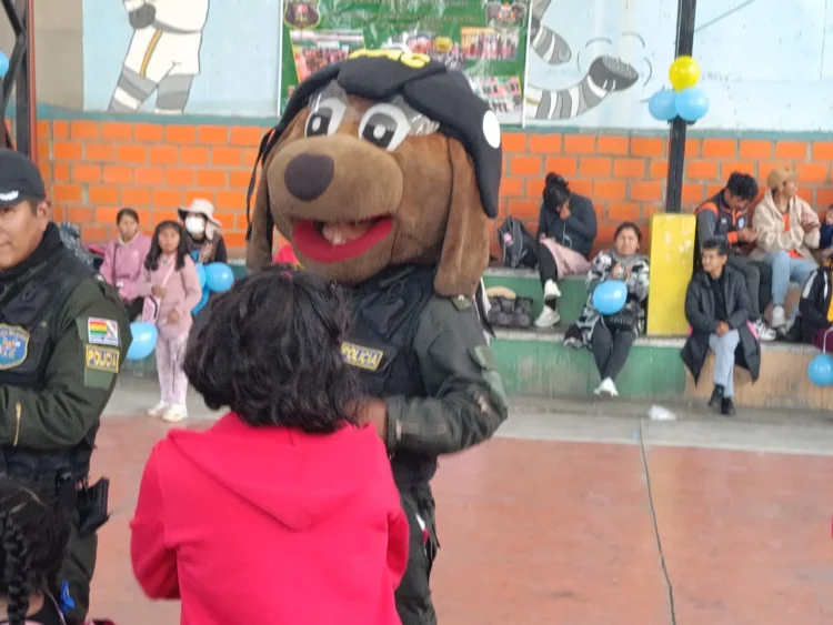 Farmacorp y PAC realizan actividad navideña junto a niños en situación de vulnerabilidad en Cochabamba y La Paz