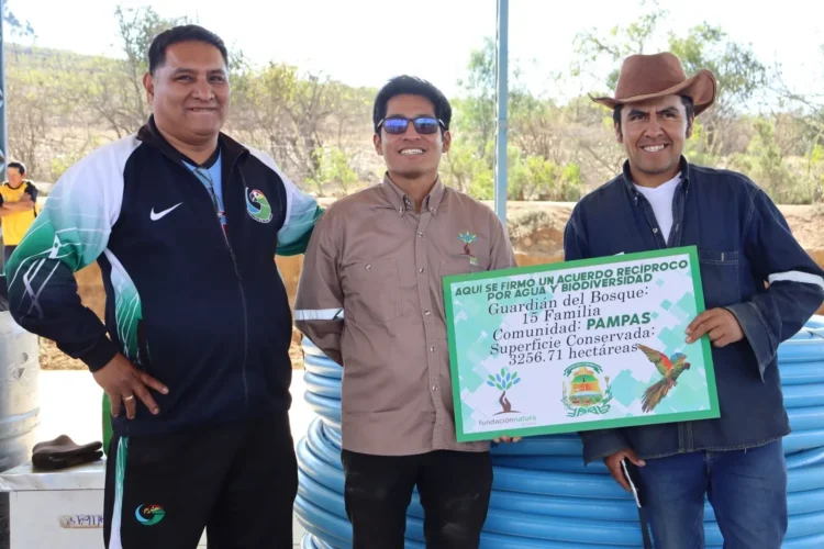Familias de los valles bolivianos se unen para proteger a la Paraba Frente Roja