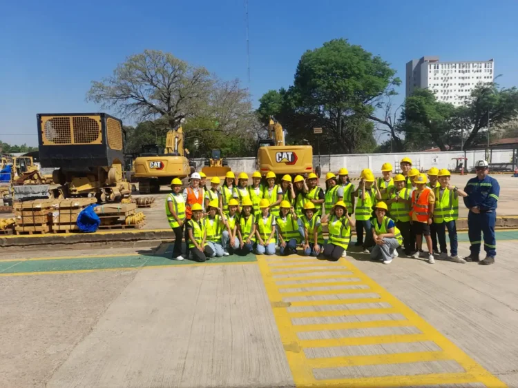 Finning Bolivia: Inspirando a futuros talentos de Bolivia en el Bootcamp STEM