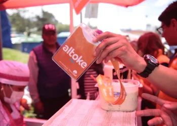 Altoke impulsa la economía popular en la Feria de Alasita 2026, uniendo tradición y pagos digitales