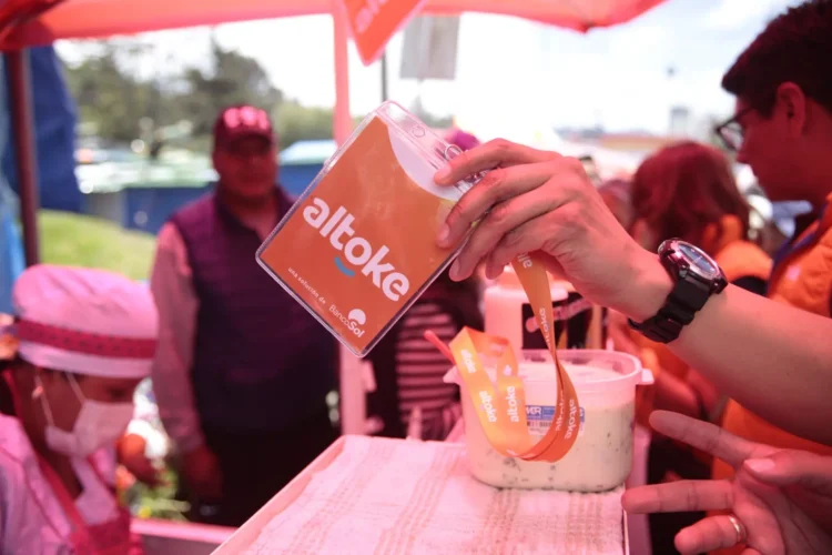 Altoke impulsa la economía popular en la Feria de Alasita 2026, uniendo tradición y pagos digitales