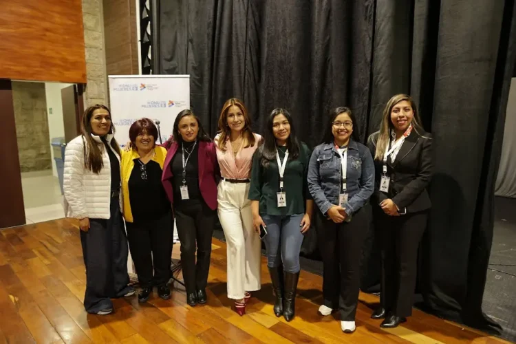 Mujeres tejen paz desde sus experiencias e historias