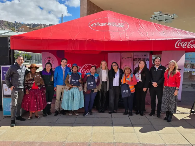 Fundación Coca-Cola, Mi Teleférico y Warmis Recicbol lanzan campaña “Eco-Férico”