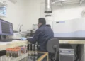Finning Bolivia pone a disposición del mercado laboratorio certificado para el análisis de la calidad de la gasolina