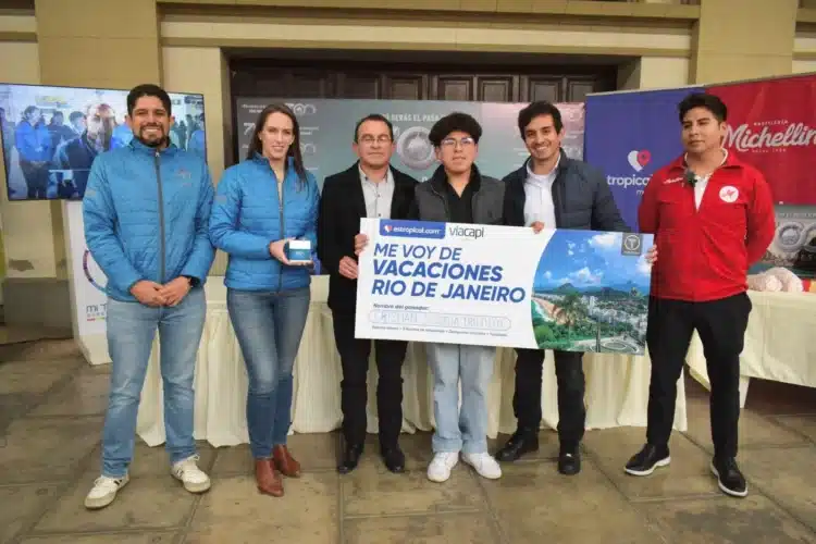 Mi Teleférico entregó premio al pasajero 700 Millones