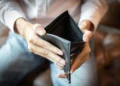 Especialistas recomiendan evitar cinco errores financieros cotidianos