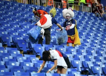Hinchas japoneses vuelven a dar una lección y limpian graderías del Estadio de Dallas