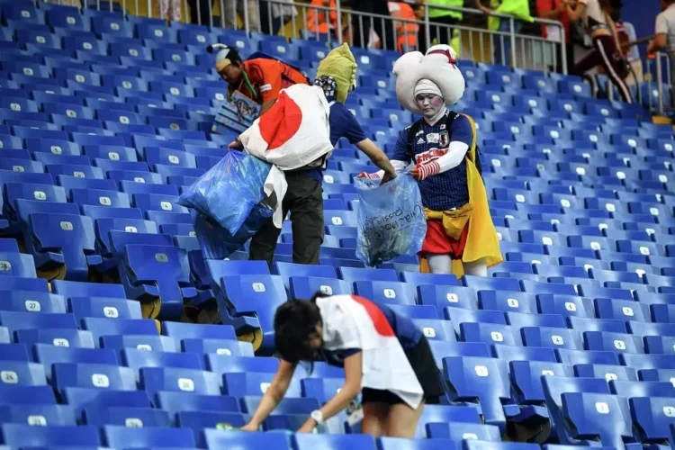 Hinchas japoneses vuelven a dar una lección y limpian graderías del Estadio de Dallas