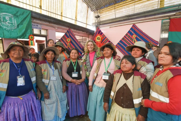 Primera Dama reconoce la labor de mujeres recicladoras de El Alto