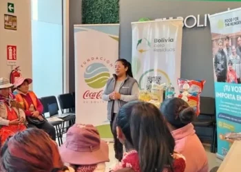 Con apoyo de Fundación Coca Cola y FH Bolivia, 100 recicladoras de base de El Alto y La Paz recibieron kits de alimentos
