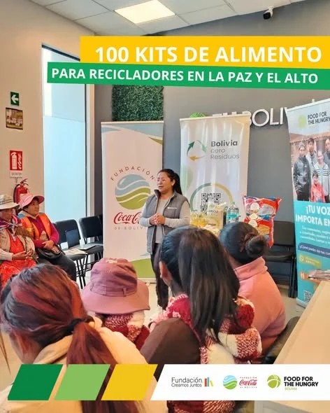 Con apoyo de Fundación Coca Cola y FH Bolivia, 100 recicladoras de base de El Alto y La Paz recibieron kits de alimentos