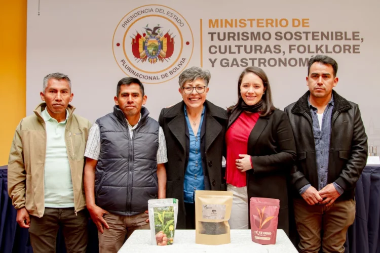 Productores bolivianos de té verde y rojo triunfan en certamen artesanal de Sudamérica