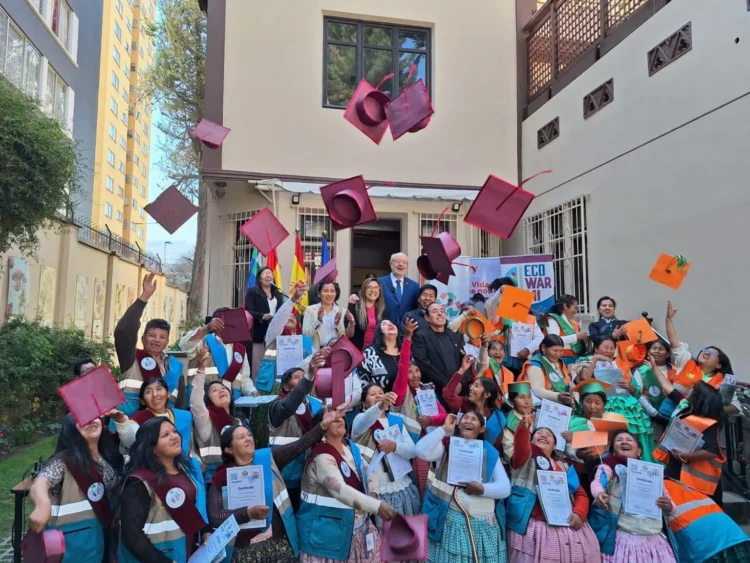 Treinta mujeres se gradúan como las primeras técnicas recicladoras de Bolivia