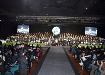 CRE entregó títulos a 306 nuevos profesionales para fortalecer el futuro de Santa Cruz