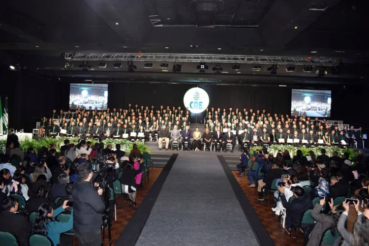 CRE entregó títulos a 306 nuevos profesionales para fortalecer el futuro de Santa Cruz
