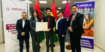 Huawei reconoce la excelencia académica de estudiante de la Univalle