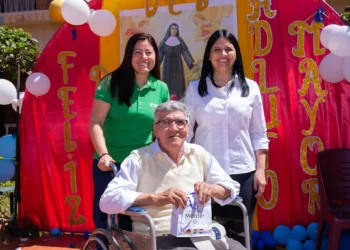 Programa “Veo Veo” del BNB entrega lentes en el Hogar de Ancianos Santa Cruz