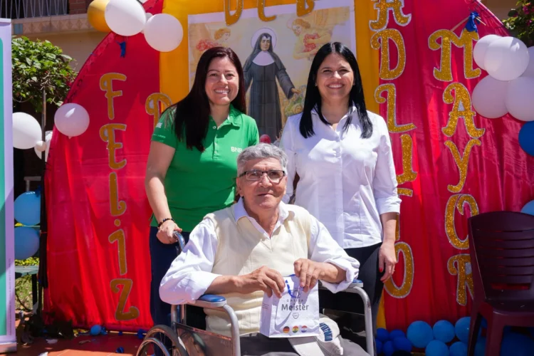 Programa “Veo Veo” del BNB entrega lentes en el Hogar de Ancianos Santa Cruz