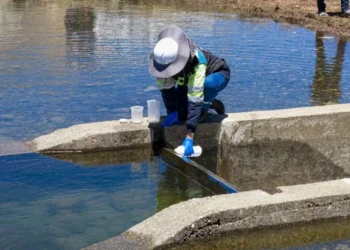 Toman de muestras para verificar la calidad del agua en la ciudad de El Alto