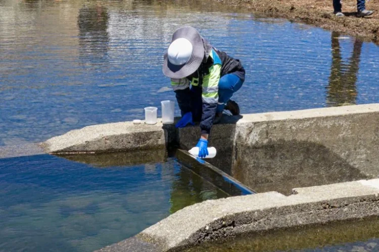 Toman de muestras para verificar la calidad del agua en la ciudad de El Alto